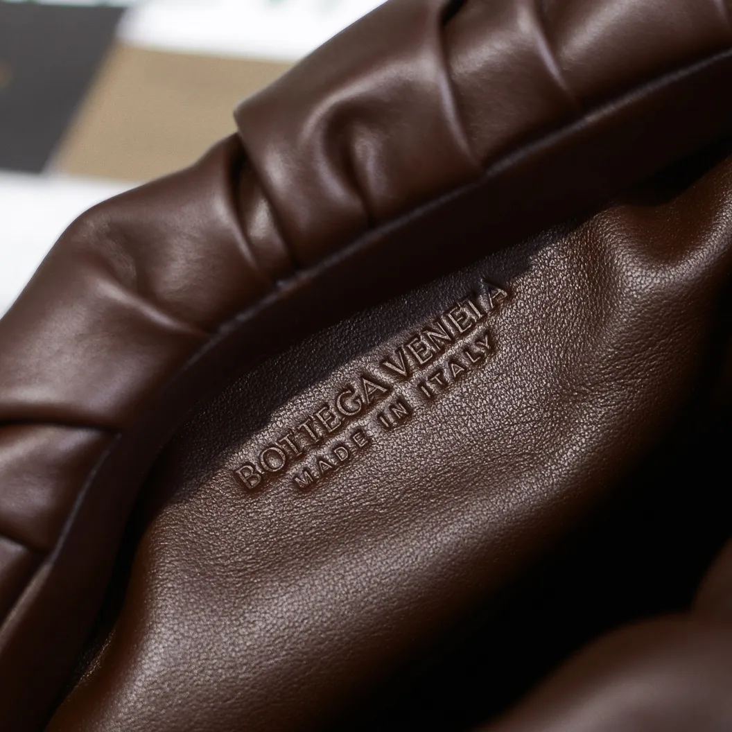 2020 new products will continue to upgrade the cloud bag to the вoттega veneтa chain cloud bag. It is still developed with imported original leather as standard. This hardware chain needs to be light on the upper body and can only be made of all-steel material. It is made of hollowed metal. You don’t have to worry about its weight. Major celebrity fashion bloggers have used it to attend fashion shows. Who can resist the charm of this large gold chain [smile] Style number: 6708# Size: 30*16*12